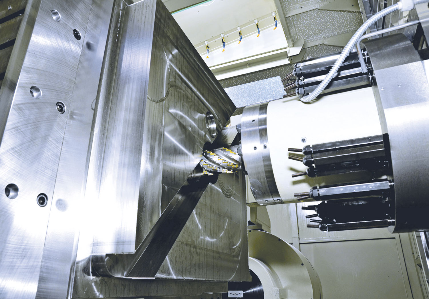 Mitsui Seiki's HU100 with the KM4X tool in action with Kennametal's KM4X spindle connection.