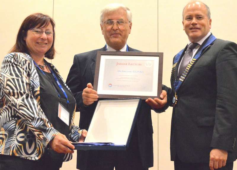 Dr. Cécile Mayer, CEO of the IIW, Gary Marquis, president of the IIW, present Dr. Gregory Glinka, University of Waterloo, with the Jaeger Lecture award. 