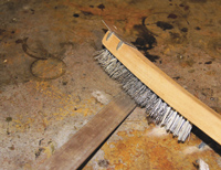 Final brush cleaning with a dedicated stainless steel brush is an important step before welding. Image: Nestor Gula